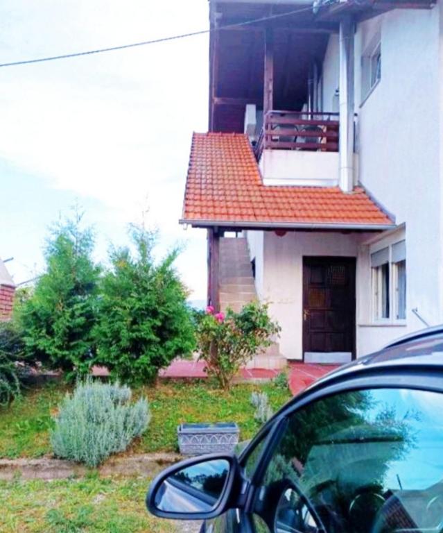 ein vor einem Haus geparktes Auto in der Unterkunft Apartman Petra Zabok in Zabok