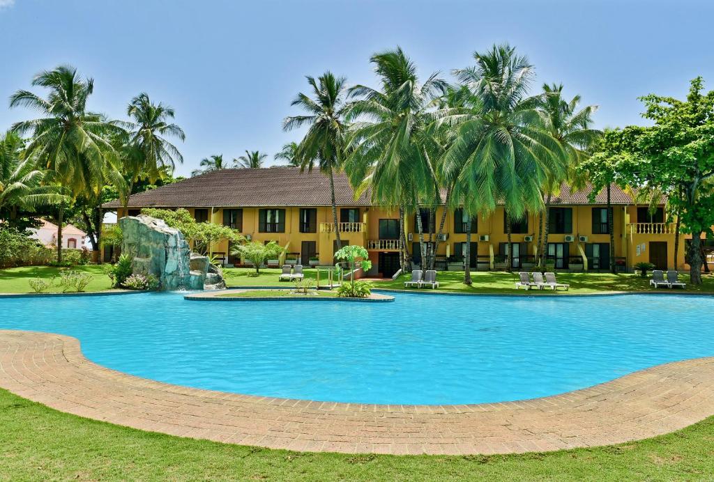 a large swimming pool in front of a resort at Pestana Miramar São Tomé in São Tomé