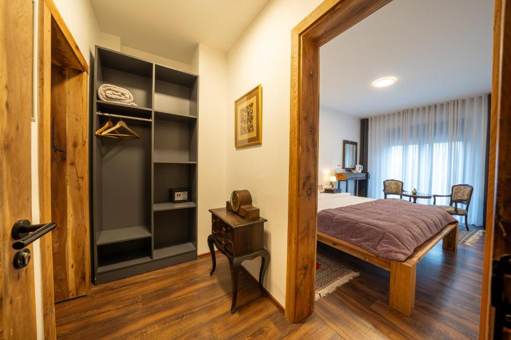 Un pat sau paturi într-o cameră la Doa Boutique Hotel