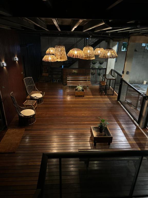 Containersblack في فلوريانوبوليس: غرفة كبيرة مع أرضيات وثريات خشبية