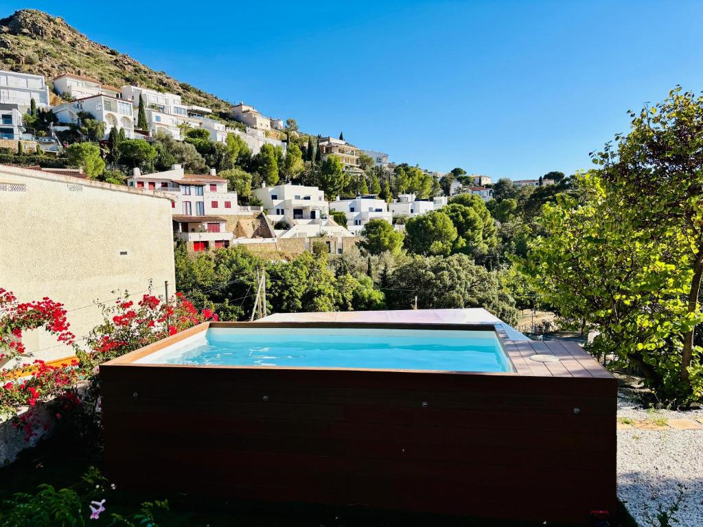 een zwembad in de tuin van een huis bij Global Immo 5046 Mimosa in Roses