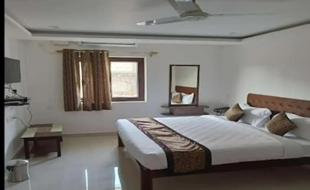 Ένα ή περισσότερα κρεβάτια σε δωμάτιο στο Sri Saai Surguru Residency