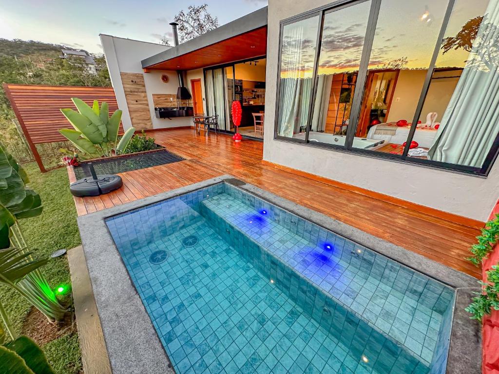 Loft Cerrado de Minas في جوبوتيكاتوباس: حمام سباحة في الفناء الخلفي للمنزل