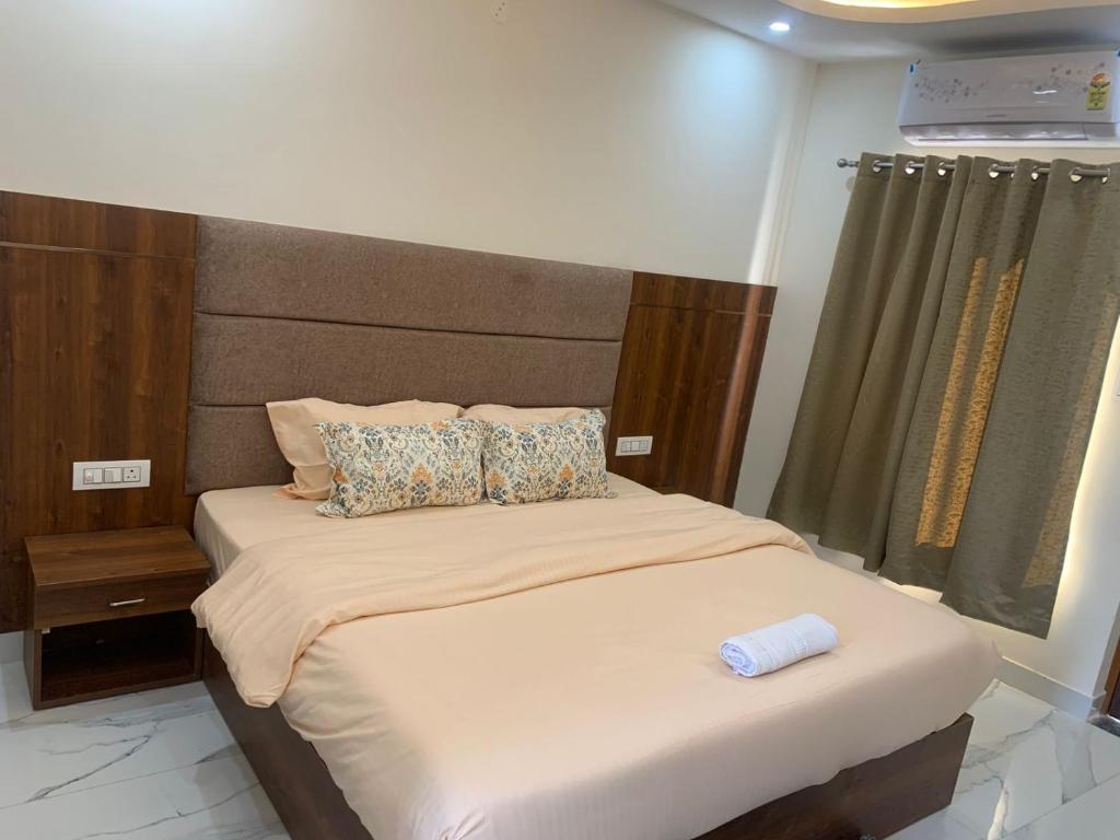 En eller flere senge i et værelse på The BoHomes - Peaceful Rooms with Mountain View located in Upper Tapovan