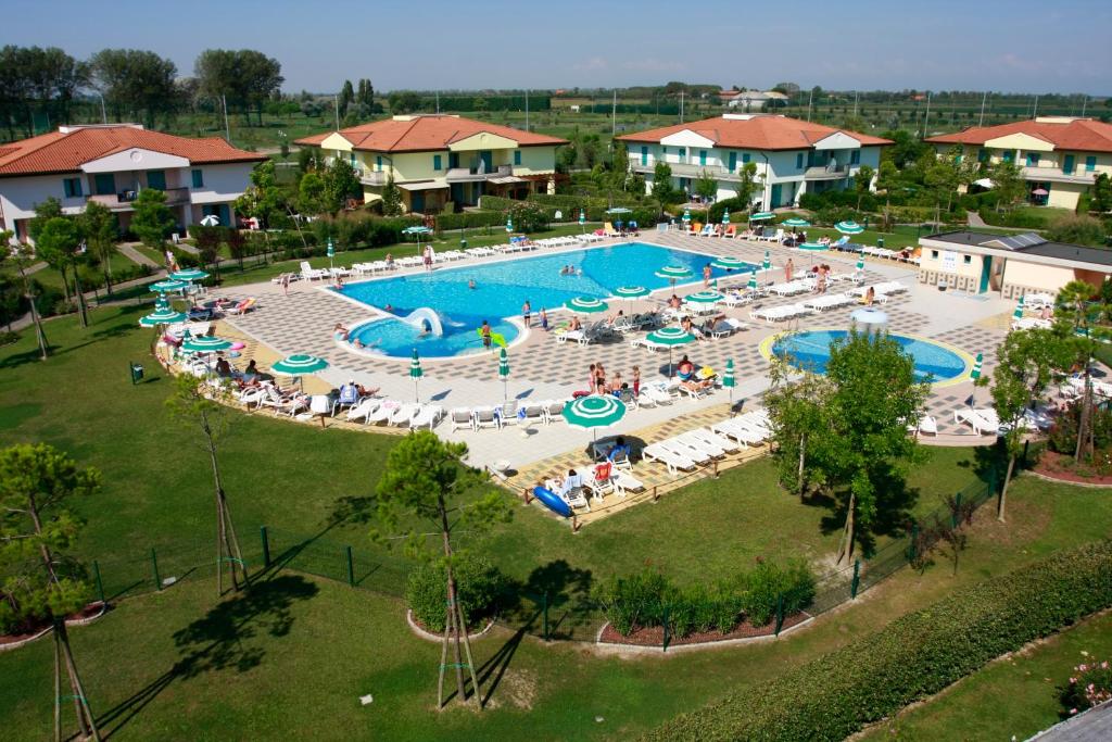 una vista sul tetto di una grande piscina in un resort di TIGLI Lido Altanea a Caorle