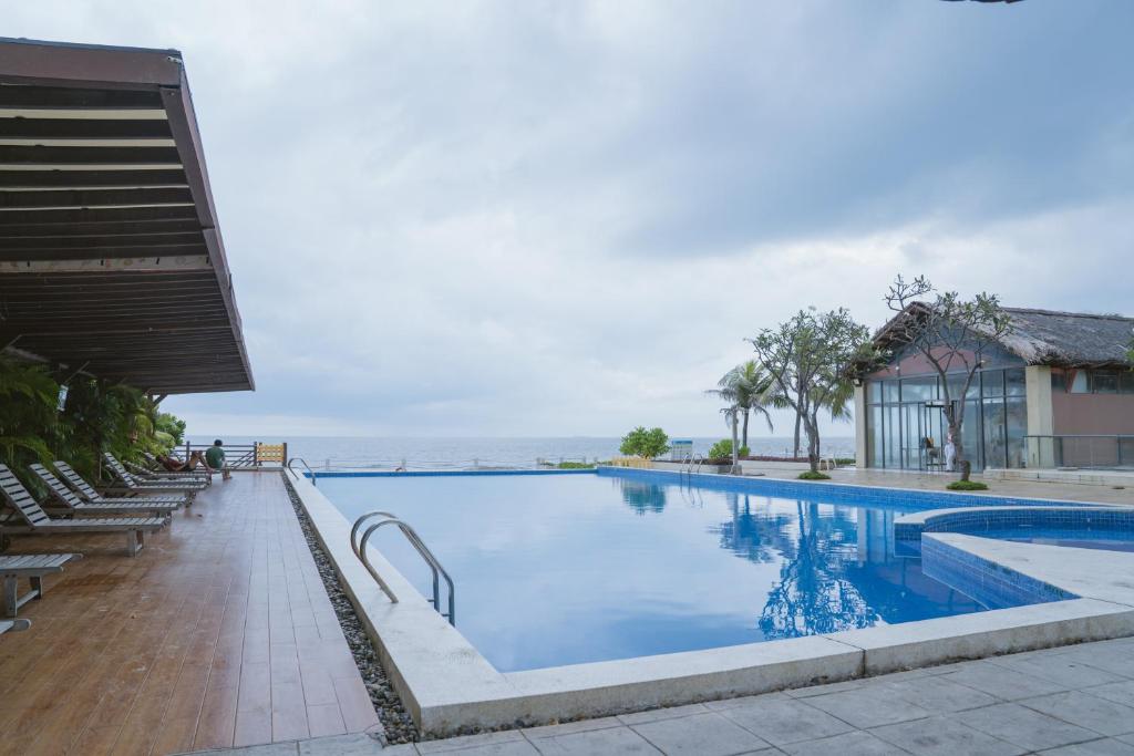 Πισίνα στο ή κοντά στο HomeStay NganTran