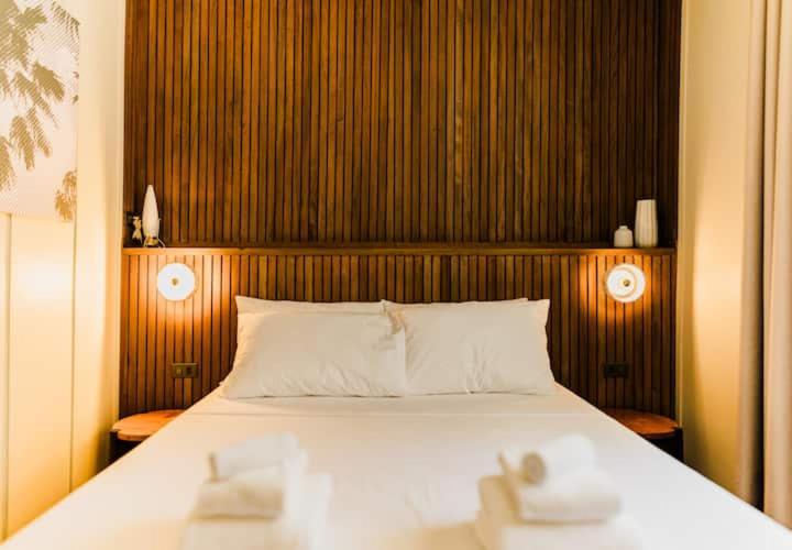 Un dormitorio con una cama con cabecero de madera. en Lewis house sweet, en San Juan