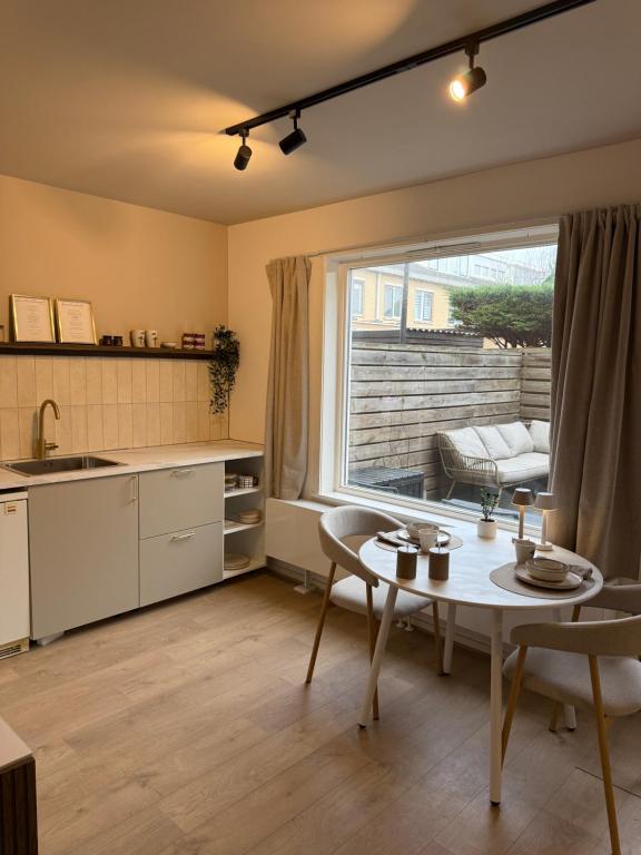 Nhà bếp/bếp nhỏ tại Maison Côte - Moderne Studio met Privé Tuin, Nabij Strand & Circuit