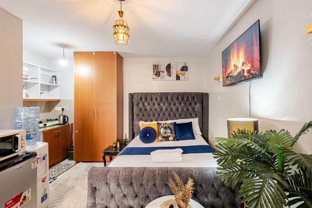 ein Schlafzimmer mit einem großen Bett in einem Zimmer in der Unterkunft adtek homes Room KIBALI in Nairobi