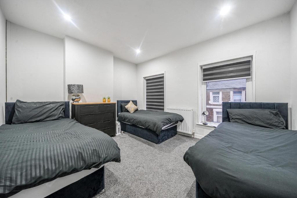 Ένα ή περισσότερα κρεβάτια σε δωμάτιο στο Central Cardiff townhouse for groups