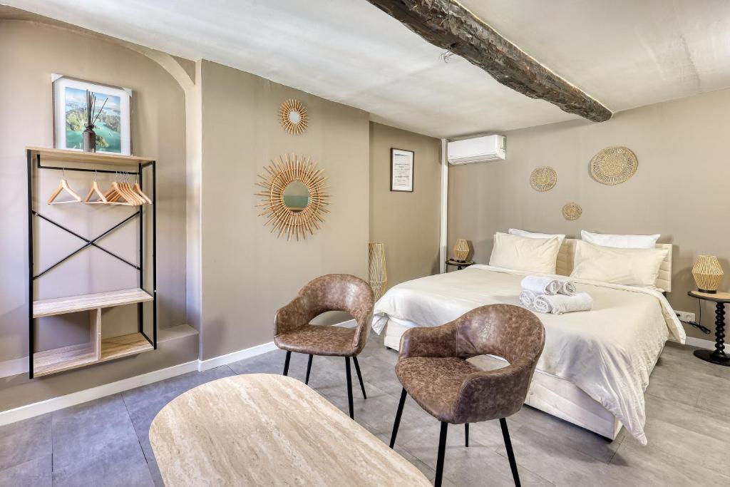 Кровать или кровати в номере Short time suites Draguignan Altitude 3