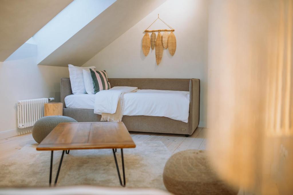 Renovated City Centre Apartment في مادونا: غرفة نوم بسرير وطاولة قهوة