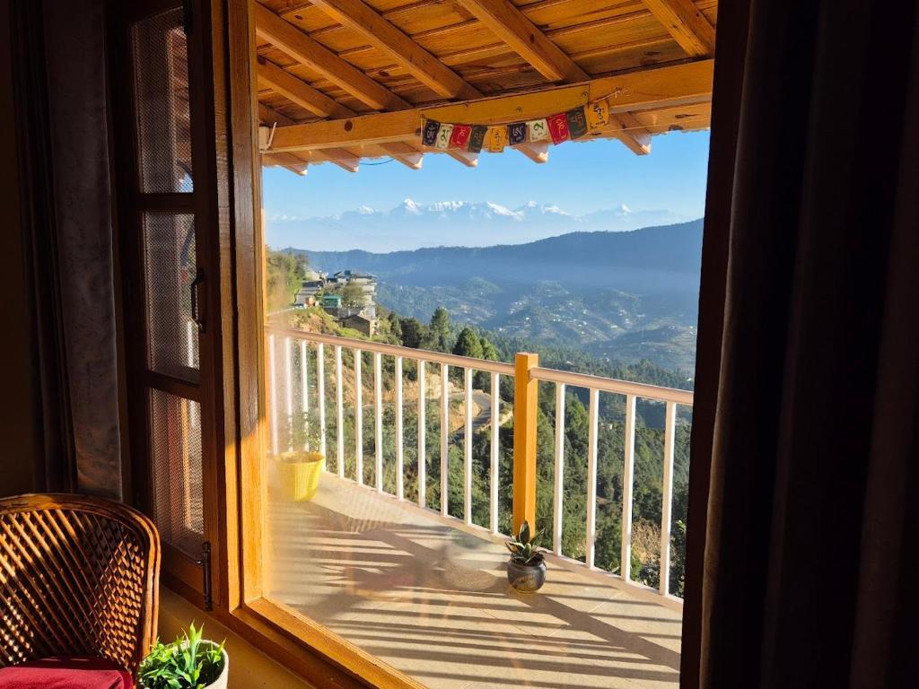 Общий вид на горы или вид на горы из варианта проживания в семье