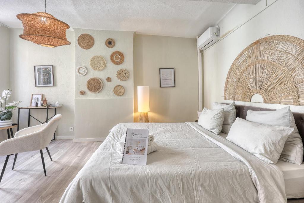 Кровать или кровати в номере Studio 2-ème étage Draguignan