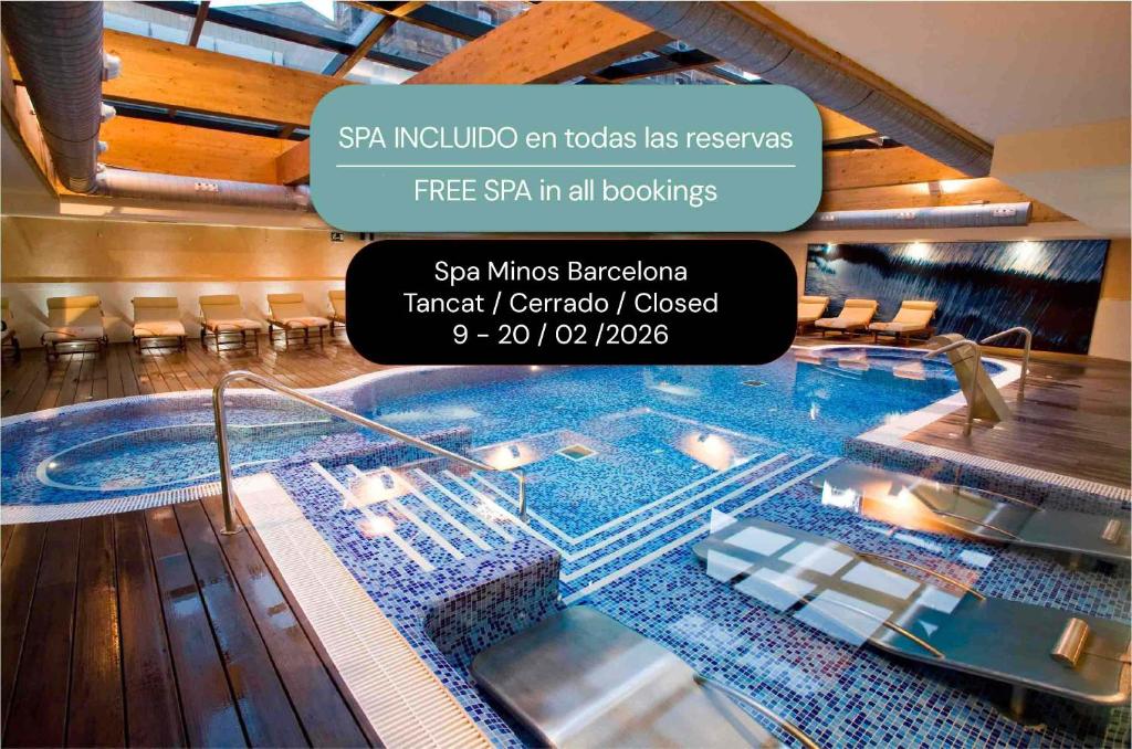 Una piscina en un hotel con un cartel que dice spa mins barcelona transfer en Golden Hotel Barcelona, en Barcelona