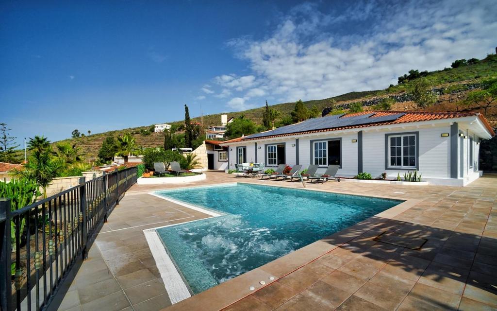 Villa la Paz by Villas Vista Gomera في أديخي: حمام سباحة أمام منزل