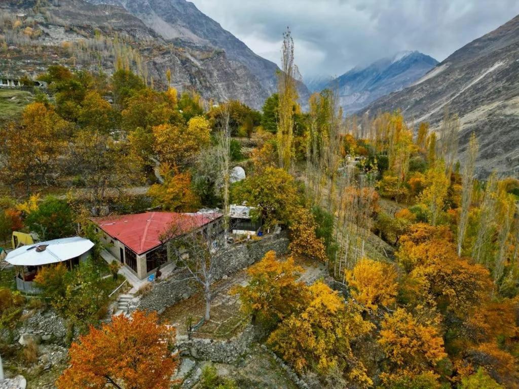 Manasau Resort hunza في هنزه: اطلالة جوية على منزل بسقف احمر