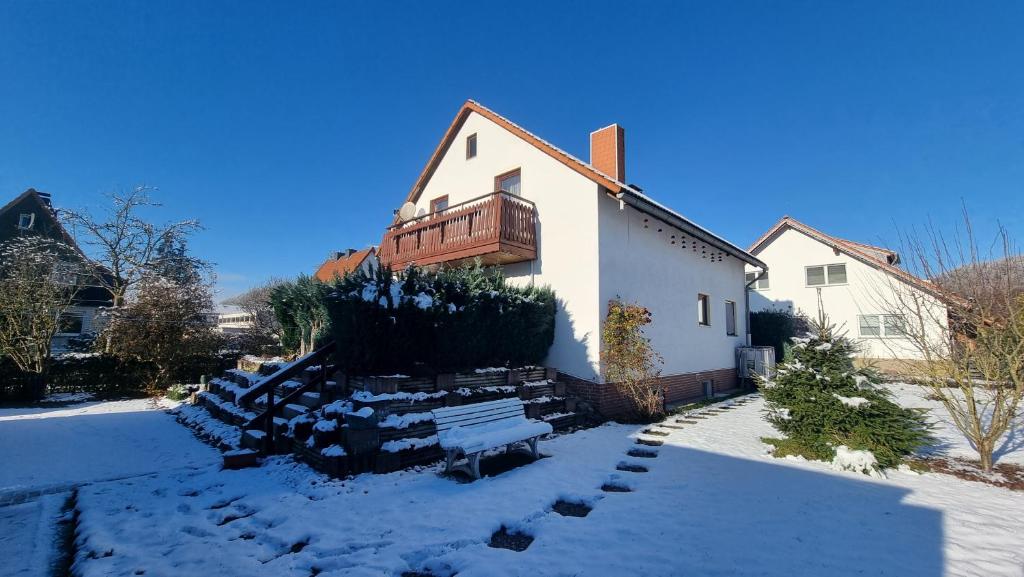 Gemütliches Ferienhaus mit eigenem Garten in Bad Lauterberg im Harz - Idyllisch in der Aue gelegen v zimě