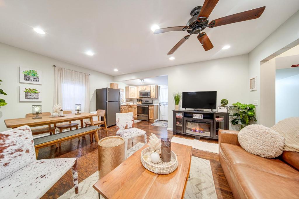 TV a/nebo společenská místnost v ubytování Walk to Shore! Family Home By Lake Erie with Bikes