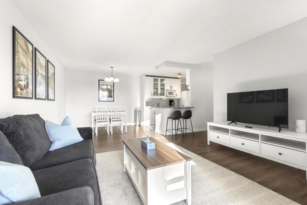TV a/nebo společenská místnost v ubytování Chic & Spacious 2BR at Stampede with Parking, AC