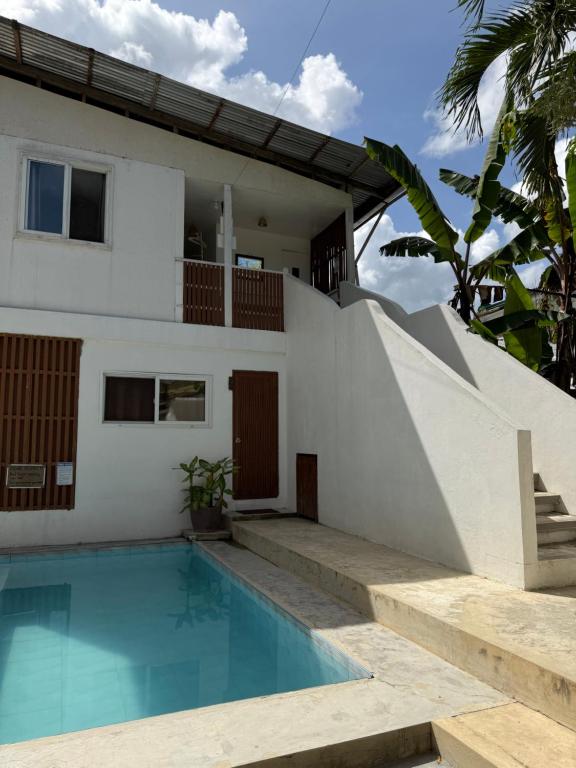 Tribal Xperience Guesthouse في سان فيسنتي: فيلا مع مسبح ومنزل