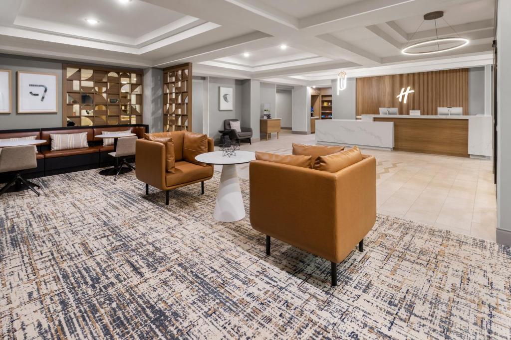 Khu vực ghế ngồi tại Holiday Inn & Suites Columbia NE - Ft Jackson Area by IHG