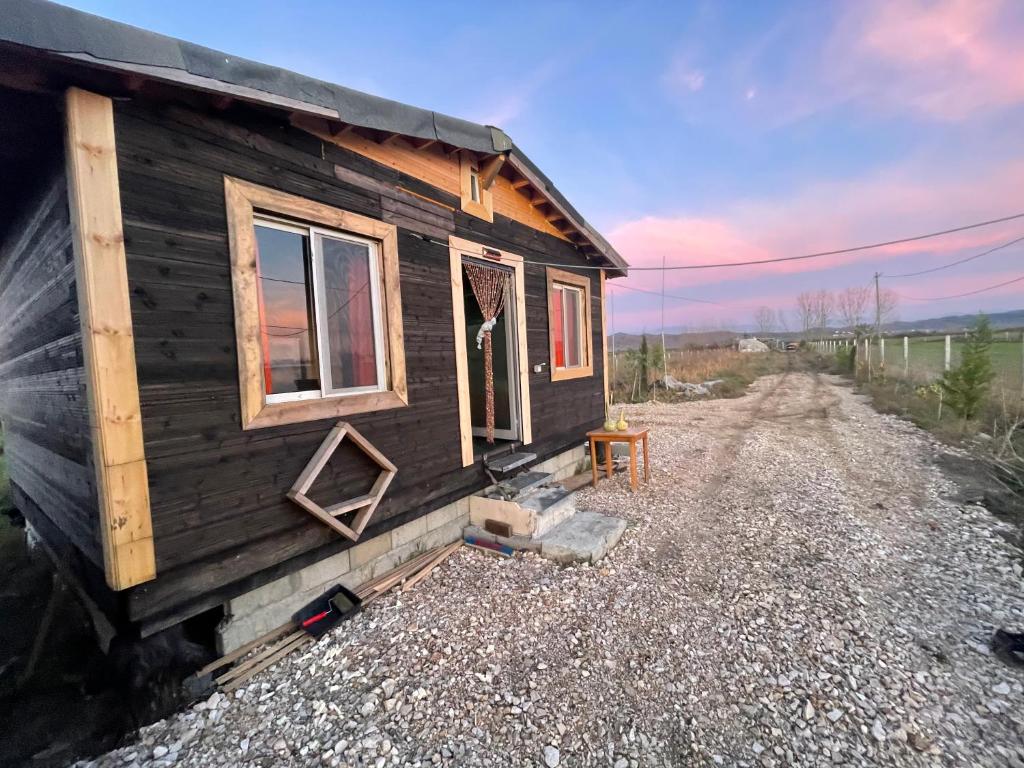 Mullini i DanitOhel的砾石路上的一座小木房子