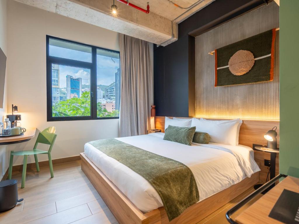 Giường trong phòng chung tại Hunters Hotel by Jalo