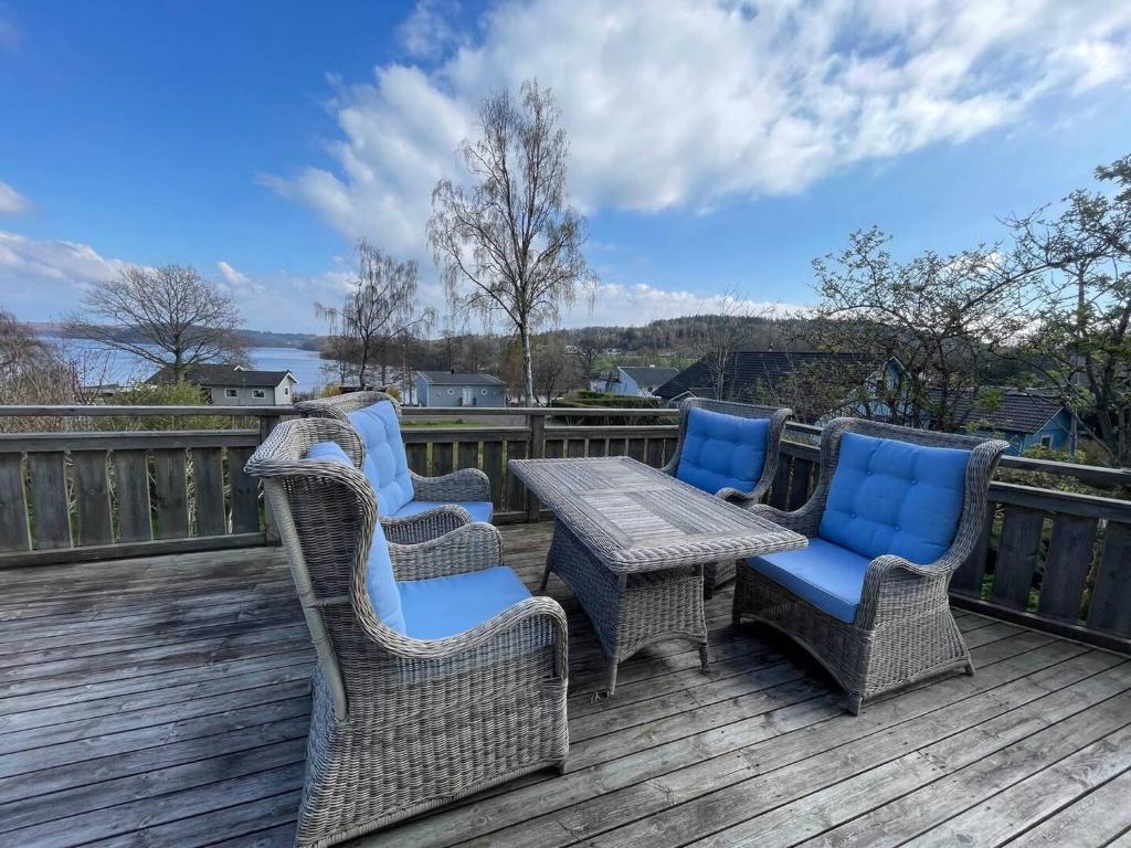 Kungsbacka Företagsbostad في كونغْسباكا: مجموعة من كراسي الخوص وطاولة على السطح