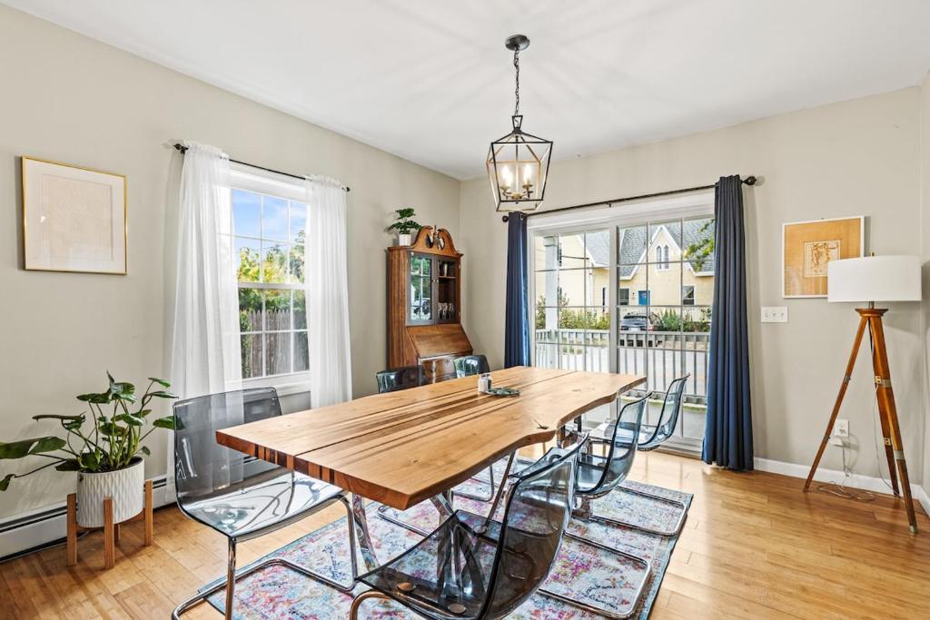 Un comedor con mesa y sillas de madera. en Designer home sleeps 10 winter water views, en South Portland