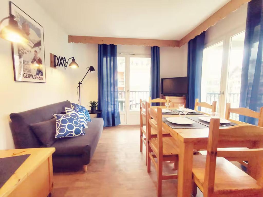 ein Wohnzimmer mit einem Tisch und einem Sofa in der Unterkunft Grand Panorama in Saint-Gervais-les-Bains