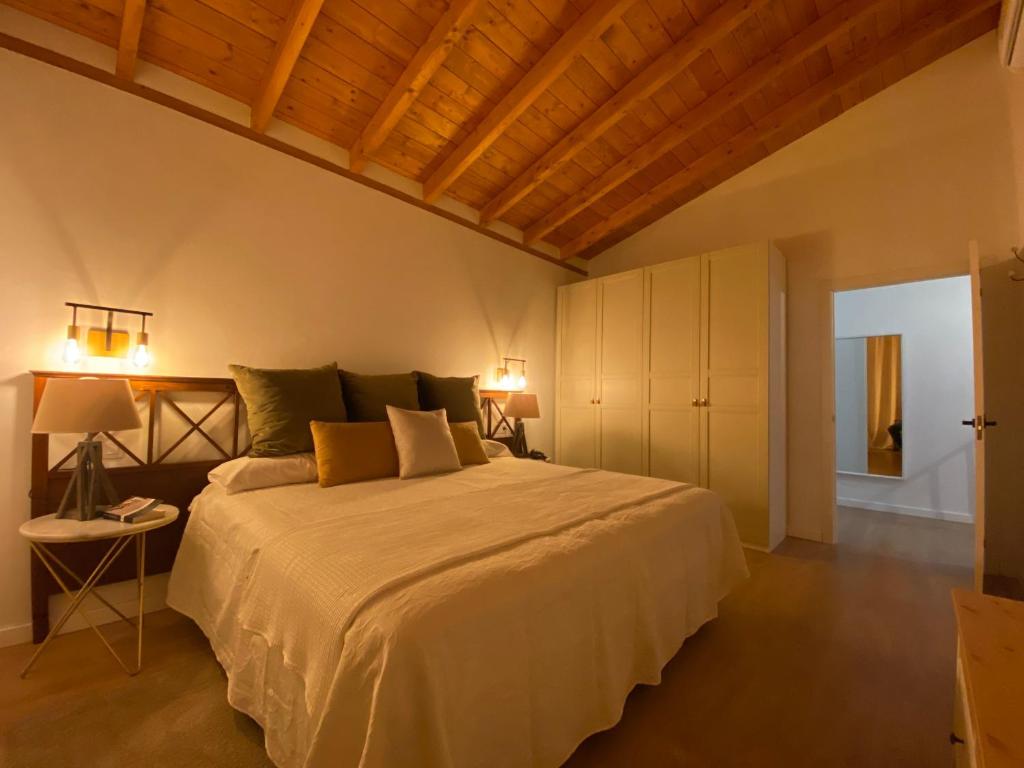 En eller flere senge i et værelse på Jacam Suite