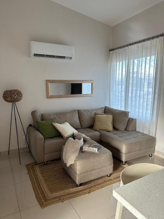 O zonă de relaxare la Remote Work Haven 15 Minutes from the Beach