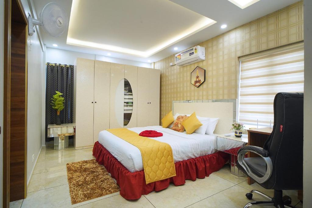 En eller flere senge i et værelse på THOPPIL LAKE RESIDENCY Inn