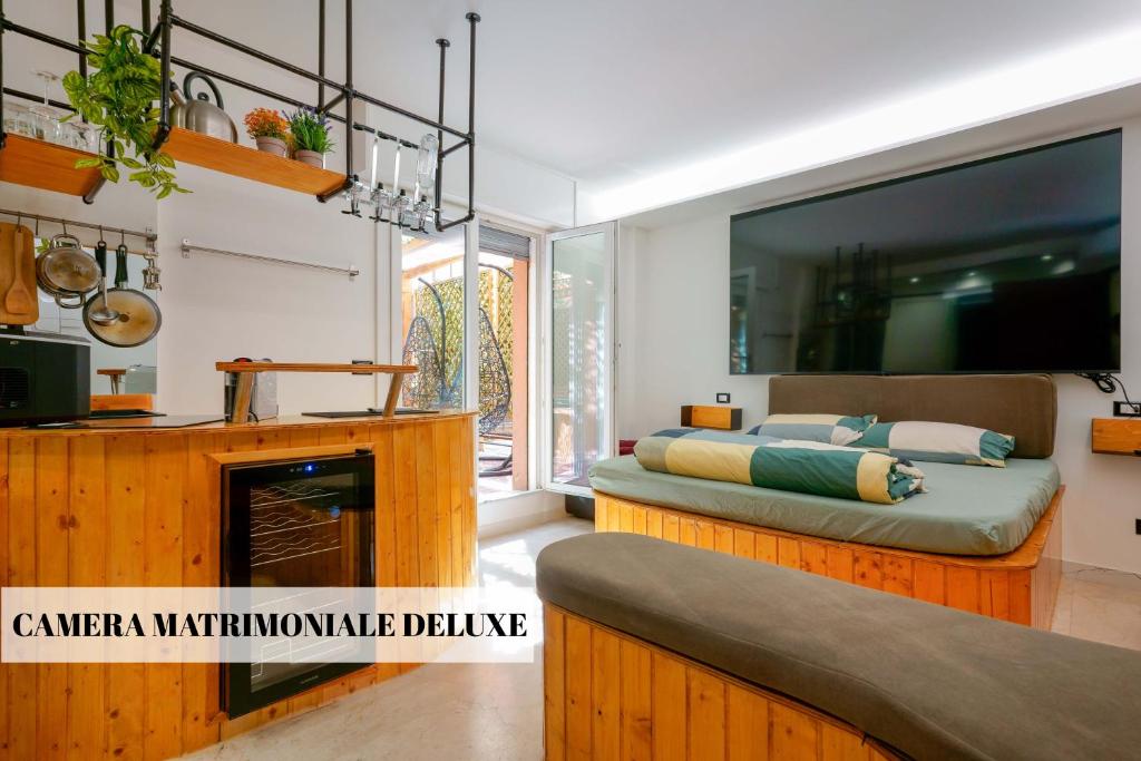 ボローニャにあるYacht Club - Bolognaのリビングルーム(ベッド2台、テレビ付)