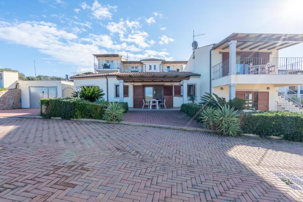 une maison avec une allée en briques devant elle dans l'établissement GF Apartments Li Seddi, à Badesi