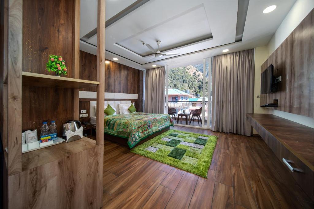 Ένα ή περισσότερα κρεβάτια σε δωμάτιο στο Tripli Hotels Shivaay