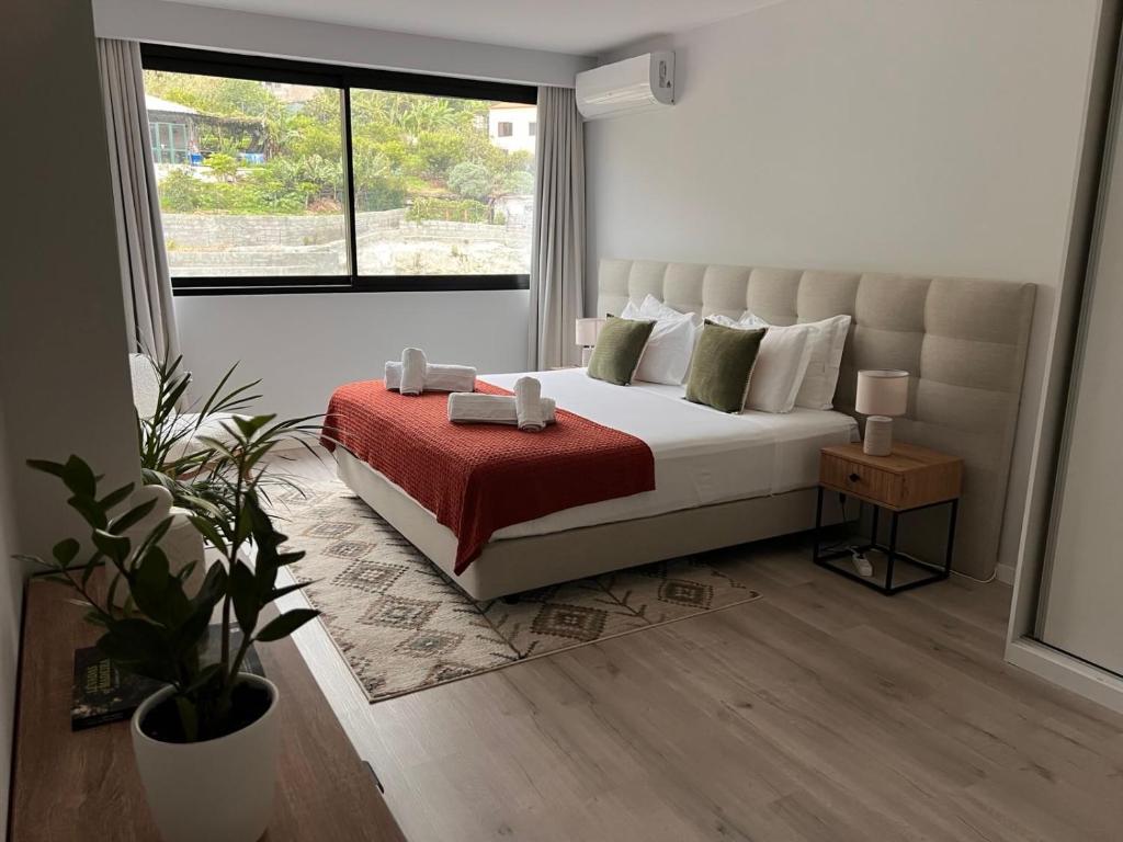 Postel nebo postele na pokoji v ubytování New 3 Bedroom Luxury Family Apartment - Airco, King Size Beds, Fully equipped kitchen, Balcony, Washingmachine, 2 bathrooms, Free parking, Fast Internet, 142m2