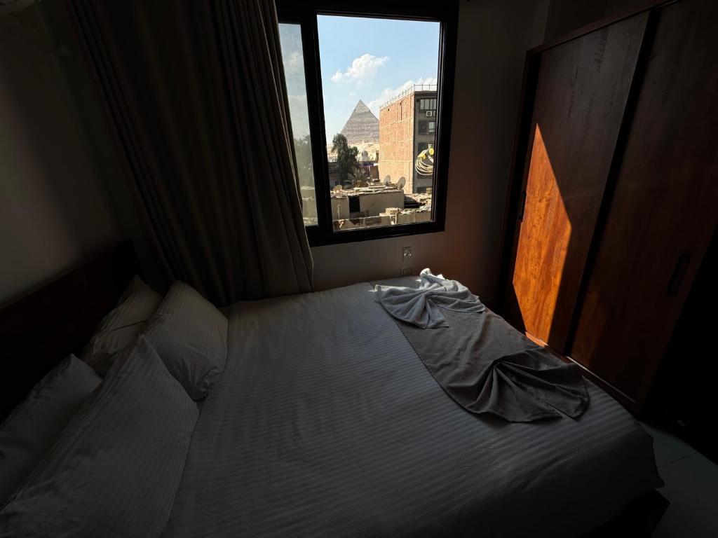 Postel nebo postele na pokoji v ubytování Prince PyraMids & Sphinx