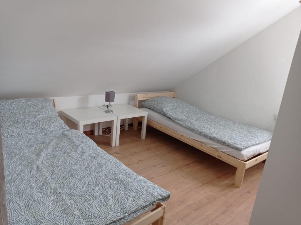 Ένα ή περισσότερα κρεβάτια σε δωμάτιο στο Work and Stay Attendorn 2 Zimmer 4 betten Badezimmer Küche und Balkon