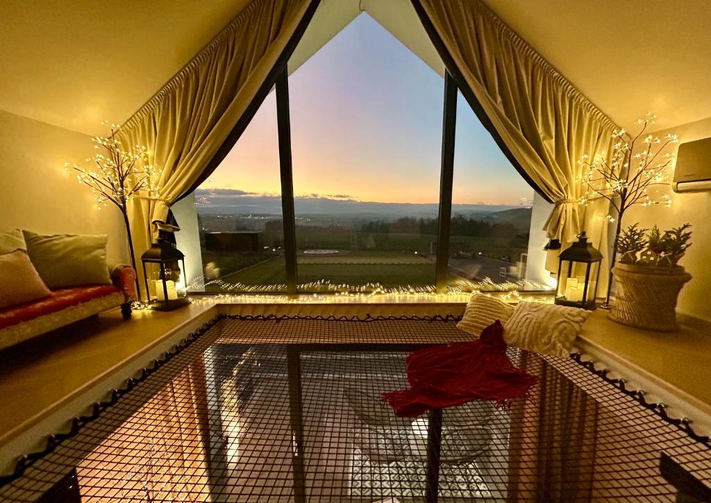 Nespecifikovaný výhled na hory nebo výhled na hory při pohledu z prázdninového domu