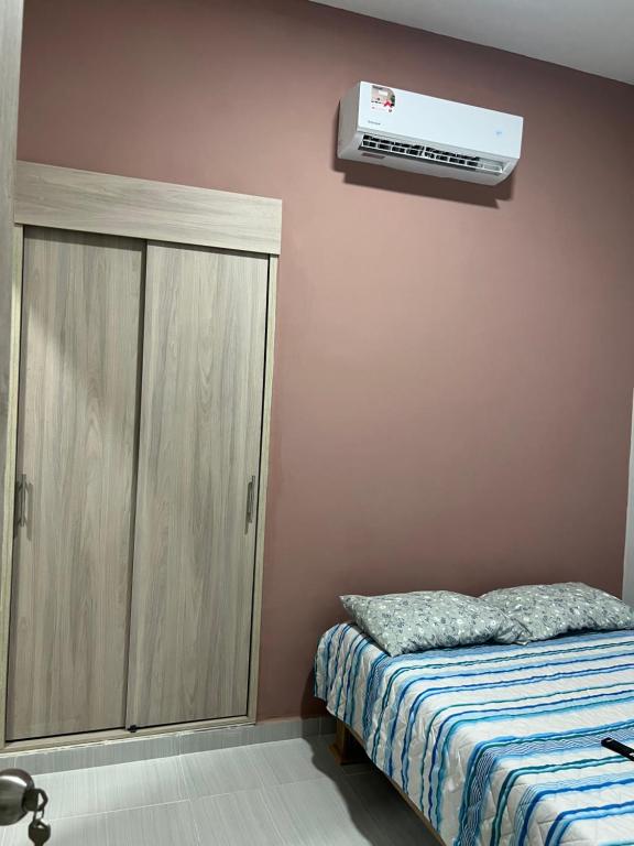 En eller flere senge i et værelse på Apartaestudio amoblado Edificio Buenos Aires Sincelejo