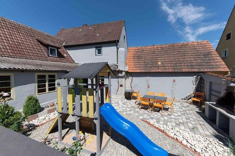 un parco giochi in una casa con scivolo di FeWo Brombachsee Stirn a Pleinfeld