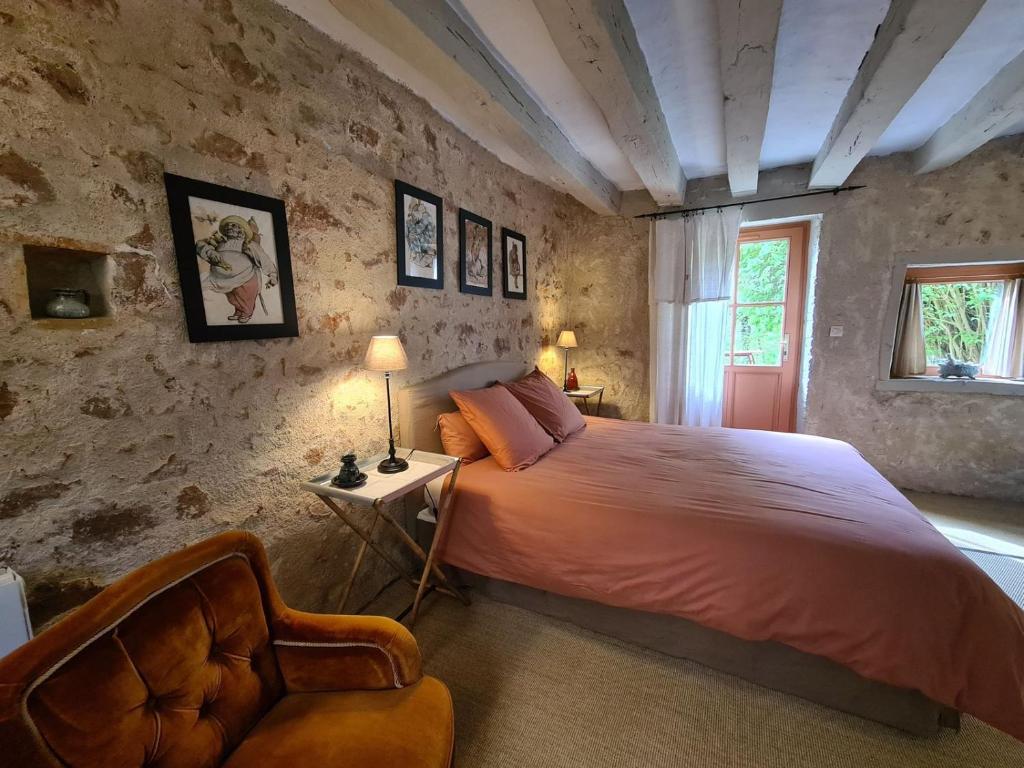 Ένα ή περισσότερα κρεβάτια σε δωμάτιο στο Domaine de la Crapaudine, Chambre "Blizon"