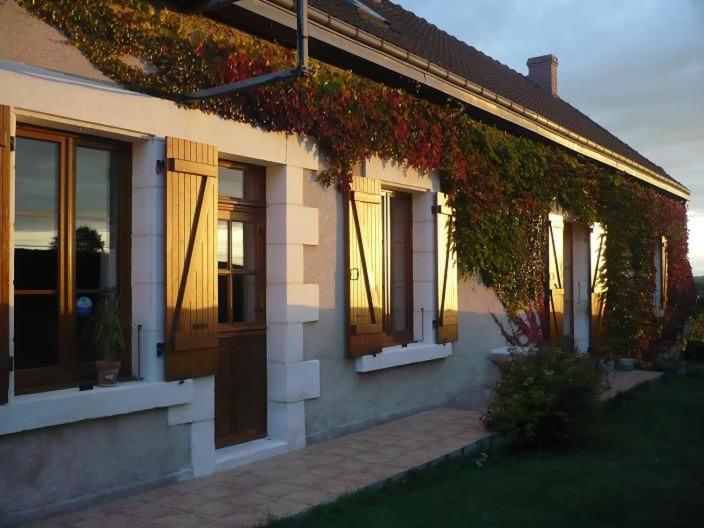 una casa con hiedra creciendo a su lado en Chambres d'hôtes Anne, Marie Davaillon, Chambre Cerise, en Châtillon-sur-Indre