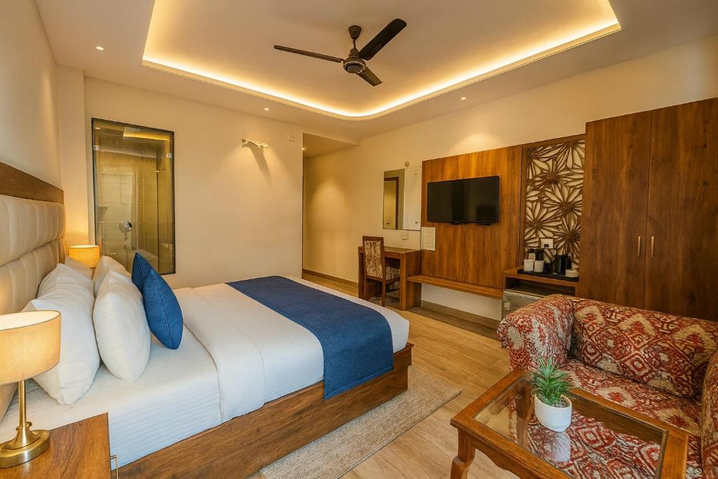 TV a/nebo společenská místnost v ubytování Maclo Classic Luxury Resort- #Lavish & Luxury Rooms #Big Parking # Lift # All Balcony Rooms # Prime Location # Top Selling # Property In Mcleodganj