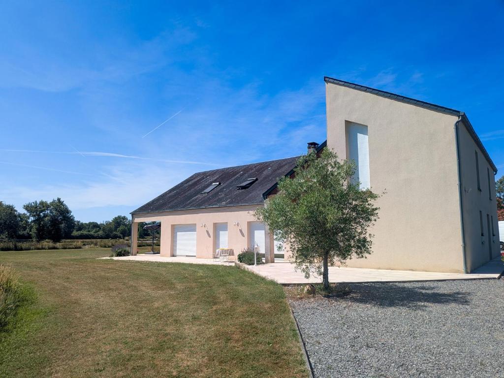 een huis met een boom ervoor bij Chambre "Bleue", Les Gabettes in Velles