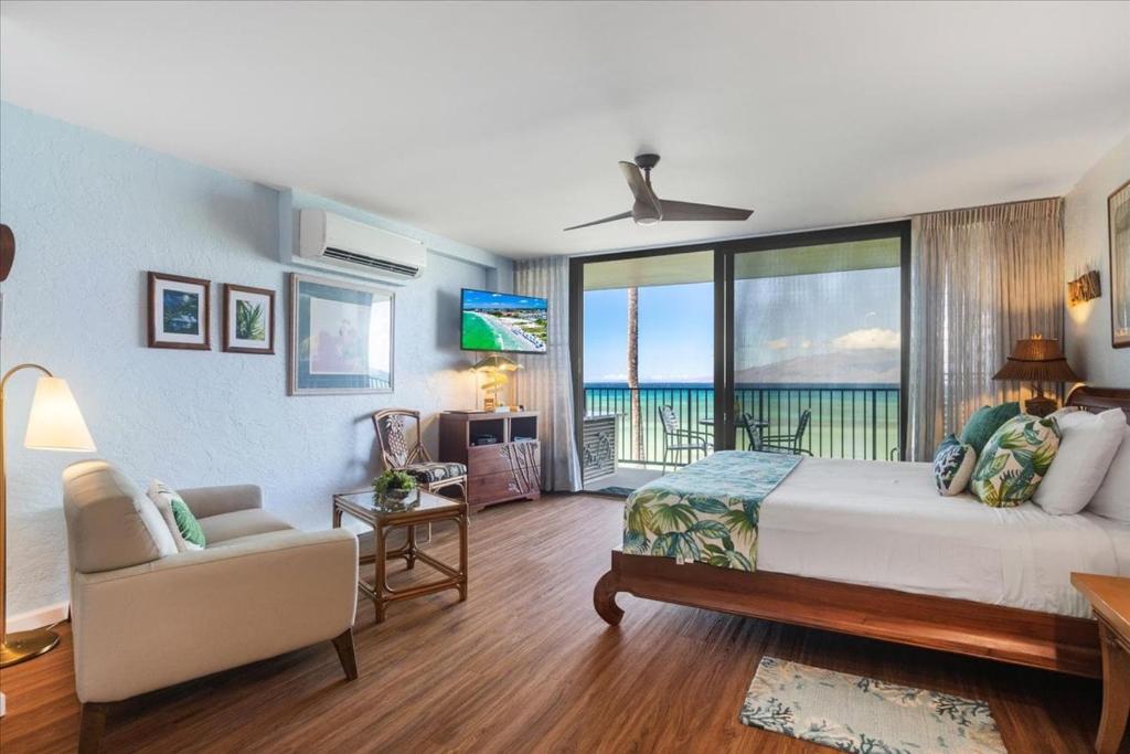 une chambre avec un lit et une vue sur l'océan dans l'établissement Papakea A206, à Kahana