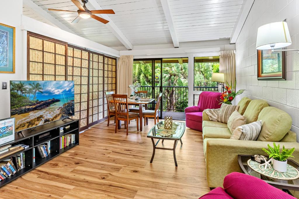 TV a/nebo společenská místnost v ubytování Hono Kai C10