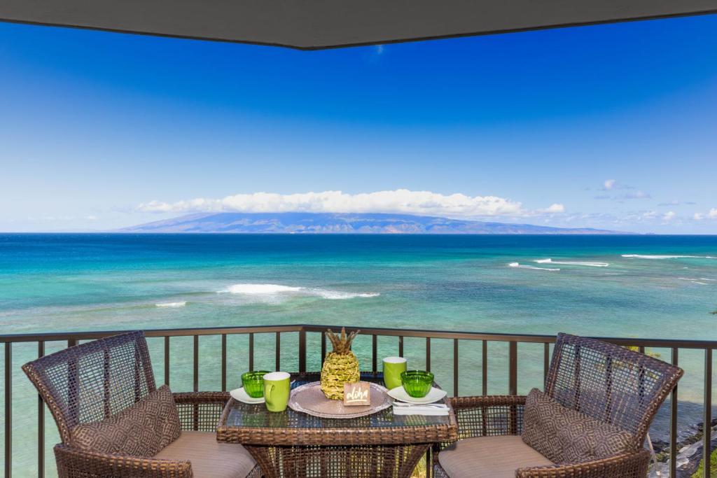 un tavolo su un balcone con vista sull'oceano di Valley Isle Resort 1105 a Kahana